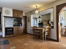 SEMUR EN AUXOIS 10min : maison rénovée 140m², 6 pièces, 4 chambres, garage, jardin. Prix : 213 000€.
