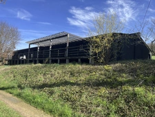 Semur-en-Auxois 20 min: maison de 360m², 10 pièces, 6 chambres, terrain 1700m², atelier. Prix : 435 000€.