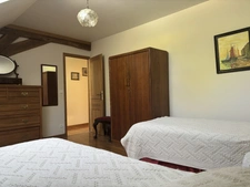 SEMUR EN AUXOIS 20min : maison de 144m², 5 chambres, grange, garage, cave, jardin. Prix 288 000€.