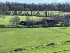 Semur-en-Auxois 20 min: maison de 360m², 10 pièces, 6 chambres, terrain 1700m², atelier. Prix : 435 000€.