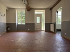 VITTEAUX 7min : maison rénovée, 248m², 8 pièces, 6 chambres. Studio indépendant. Jardin, dépendances. Prix : 220 000€.