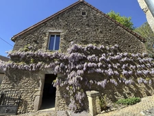 SEMUR EN AUXOIS 20min : maison de 144m², 5 chambres, grange, garage, cave, jardin. Prix 288 000€.