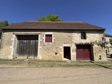 SEMUR EN AUXOIS 20min : maison de 144m², 5 chambres, grange, garage, cave, jardin. Prix 288 000€.