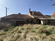 PRECY SOUS THIL 8min : maison à renover de 70m², grange, jardin attenant. Prix: 40 000€.