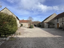 SEMUR 20 min : maison rénovée 239 m² + gîte 110 m², dépendances, jardin, piscine. Prix : 580 000 €.