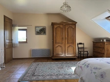 SEMUR EN AUXOIS 20min : maison de 144m², 5 chambres, grange, garage, cave, jardin. Prix 288 000€.
