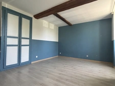 VITTEAUX 7min : maison rénovée, 248m², 8 pièces, 6 chambres. Studio indépendant. Jardin, dépendances. Prix : 220 000€.