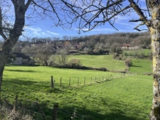 Semur-en-Auxois 20 min: maison de 360m², 10 pièces, 6 chambres, terrain 1700m², atelier. Prix : 435 000€.