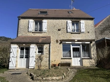 SEMUR EN AUXOIS 10min : maison rénovée 140m², 6 pièces, 4 chambres, garage, jardin. Prix : 213 000€.