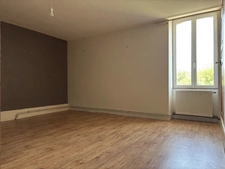 VITTEAUX 7min : maison rénovée, 248m², 8 pièces, 6 chambres. Studio indépendant. Jardin, dépendances. Prix : 220 000€.