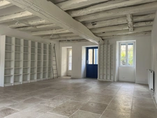 MONTBARD 7min : maison rénovée de 142m², un logis de 58 m², dépendances, jardin, piscine. Prix : 395 000€.