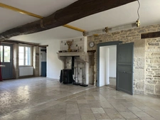 MONTBARD 7min : maison rénovée de 142m², un logis de 58 m², dépendances, jardin, piscine. Prix : 395 000€.