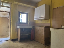 PRECY SOUS THIL 8min : maison à renover de 70m², grange, jardin attenant. Prix: 40 000€.
