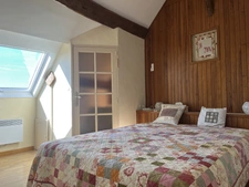 SEMUR EN AUXOIS 10min : maison rénovée 140m², 6 pièces, 4 chambres, garage, jardin. Prix : 213 000€.