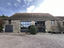 SEMUR 20 min : maison rénovée 239 m² + gîte 110 m², dépendances, jardin, piscine. Prix : 580 000 €.