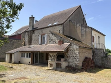 VITTEAUX 7min : maison rénovée, 248m², 8 pièces, 6 chambres. Studio indépendant. Jardin, dépendances. Prix : 220 000€.