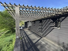 Semur-en-Auxois 20 min: maison de 360m², 10 pièces, 6 chambres, terrain 1700m², atelier. Prix : 410 000€.