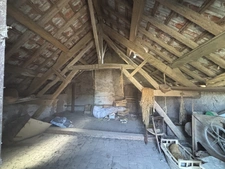 PRECY SOUS THIL 8min : maison à renover de 70m², grange, jardin attenant. Prix: 40 000€.