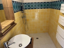 MONTBARD 7min : maison rénovée de 142m², un logis de 58 m², dépendances, jardin, piscine. Prix : 395 000€.