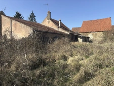 PRECY SOUS THIL 8min : maison à renover de 70m², grange, jardin attenant. Prix: 40 000€.