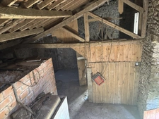 PRECY SOUS THIL 8min : maison à renover de 70m², grange, jardin attenant. Prix: 40 000€.