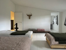 Semur-en-Auxois 20 min: maison de 360m², 10 pièces, 6 chambres, terrain 1700m², atelier. Prix : 410 000€.