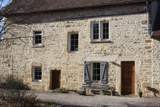 SEMUR 20 min : maison rénovée 239 m² + gîte 110 m², dépendances, jardin, piscine. Prix : 580 000 €.