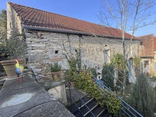 MONTBARD 7min : maison rénovée de 142m², un logis de 58 m², dépendances, jardin, piscine. Prix : 395 000€.