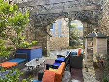 MONTBARD 7min : maison rénovée de 142m², un logis de 58 m², dépendances, jardin, piscine. Prix : 395 000€.