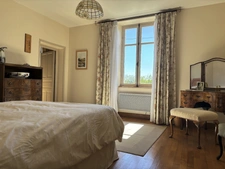 SEMUR EN AUXOIS 20min : maison de 144m², 5 chambres, grange, garage, cave, jardin. Prix 288 000€.