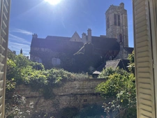 NOYERS SUR SEREIN : maison de caractère 170m² en centre-ville. Prix : 155 000€.
