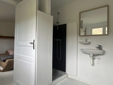Semur-en-Auxois 20 min: maison de 360m², 10 pièces, 6 chambres, terrain 1700m², atelier. Prix : 410 000€.