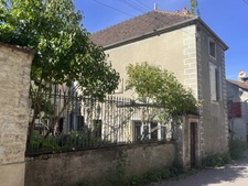 NOYERS SUR SEREIN : maison de caractère 170m² en centre-ville. Prix : 155 000€.