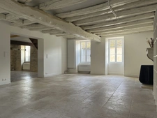 MONTBARD 7min : maison rénovée de 142m², un logis de 58 m², dépendances, jardin, piscine. Prix : 395 000€.