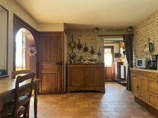 SEMUR EN AUXOIS 10min : maison rénovée 140m², 6 pièces, 4 chambres, garage, jardin. Prix : 213 000€.