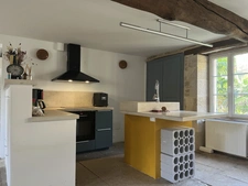 MONTBARD 7min : maison rénovée de 142m², un logis de 58 m², dépendances, jardin, piscine. Prix : 395 000€.