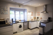 SEMUR 20 min : maison rénovée 239 m² + gîte 110 m², dépendances, jardin, piscine. Prix : 580 000 €.