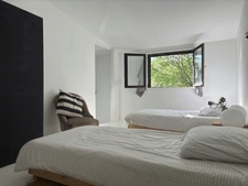 Semur-en-Auxois 20 min: maison de 360m², 10 pièces, 6 chambres, terrain 1700m², atelier. Prix : 410 000€.