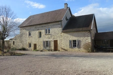 SEMUR 20 min : maison rénovée 239 m² + gîte 110 m², dépendances, jardin, piscine. Prix : 580 000 €.