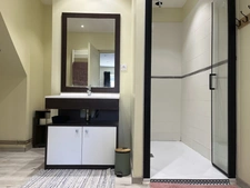 SEMUR EN AUXOIS : maison rénovée 180m²+ appartement 50m², garage, dépendance, jardin. Prix: 425 000€