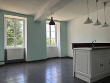 VITTEAUX 7min : maison rénovée, 248m², 8 pièces, 6 chambres. Studio indépendant. Jardin, dépendances. Prix : 220 000€.