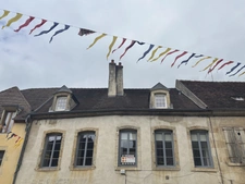SEMUR EN AUXOIS centre-ville : appartement quatre piéces, 93m², avec une terrasse. Prix : 155 000€.