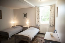 SEMUR 20 min : maison rénovée 239 m² + gîte 110 m², dépendances, jardin, piscine. Prix : 580 000 €.