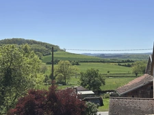 SEMUR EN AUXOIS 20min : maison de 144m², 5 chambres, grange, garage, cave, jardin. Prix 288 000€.