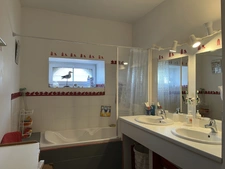 SEMUR 20 min : maison rénovée 239 m² + gîte 110 m², dépendances, jardin, piscine. Prix : 580 000 €.