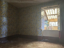 PRECY SOUS THIL 8min : maison à renover de 70m², grange, jardin attenant. Prix: 40 000€.