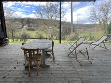 Semur-en-Auxois 20 min: maison de 360m², 10 pièces, 6 chambres, terrain 1700m², atelier. Prix : 410 000€.