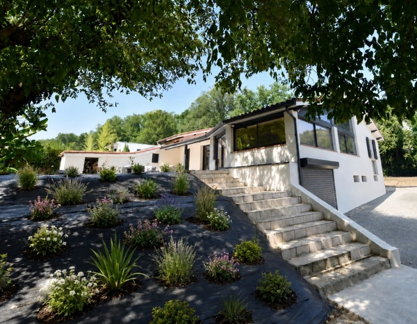 EXCLUSIVITÉ - MAISON ATYPIQUE RÉNOVÉE – 5 CHAMBRES – SOUS-SOL COMPLET – ENVIRONNEMENT PRIVILÉGIÉ