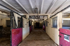 DOMAINE EQUESTRE - BOXES-MANEGE-CARRIERE-APPARTEMENT