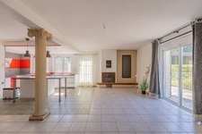 DOMAINE EQUESTRE - BOXES-MANEGE-CARRIERE-APPARTEMENT